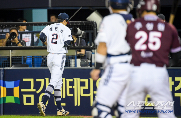  Left fielder Kim Min-seok's replacement of the reprimanding castle is a painful catch error