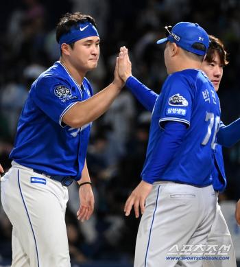  Manager Park Jin-man, winning pitcher Choi Won-tae, well done