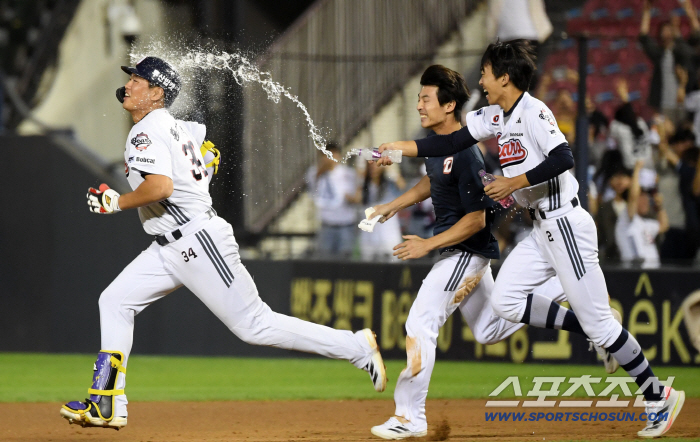  The moment when pinch hitter Hong Sung-ho had a walk-off hit