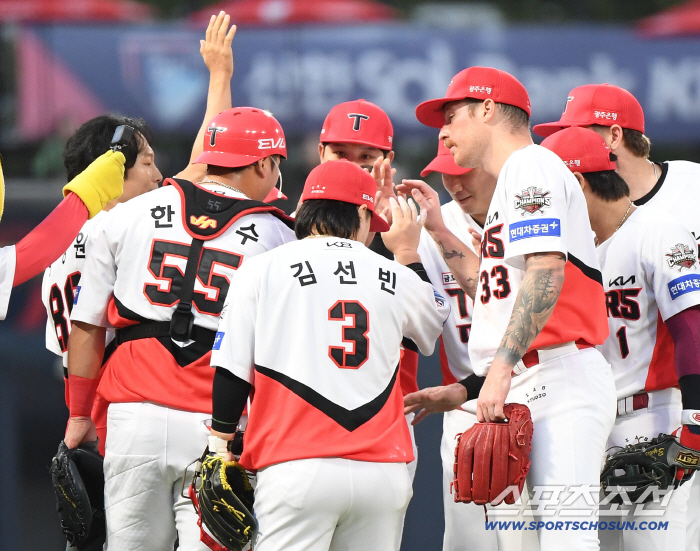  Yang Kyung-won shouting 'Cheer up' with the players