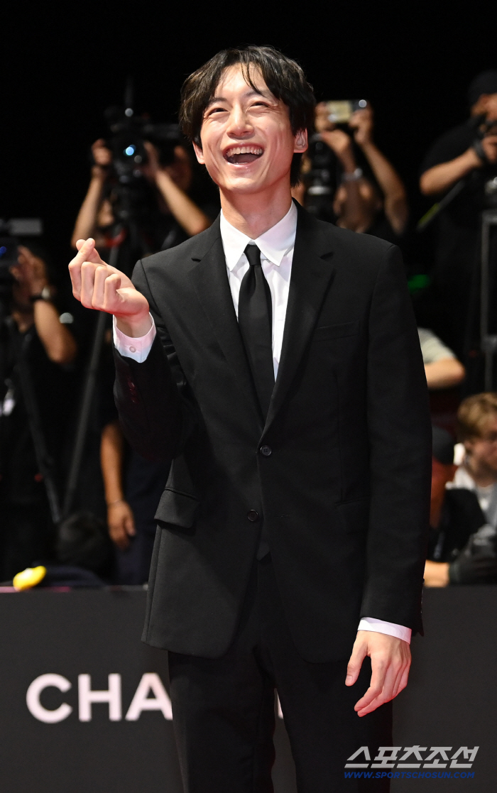  Controversy over both legs Kentaro Sakaguchi, a bright smile on the red carpet...Reply to the fans with hearts