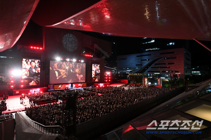  It's elegant and rich...30-year-old Boo Gukje, Lee Byung-hun and Son Ye-jin → BLACKPINK Lisa Grand Festival (Roundup)
