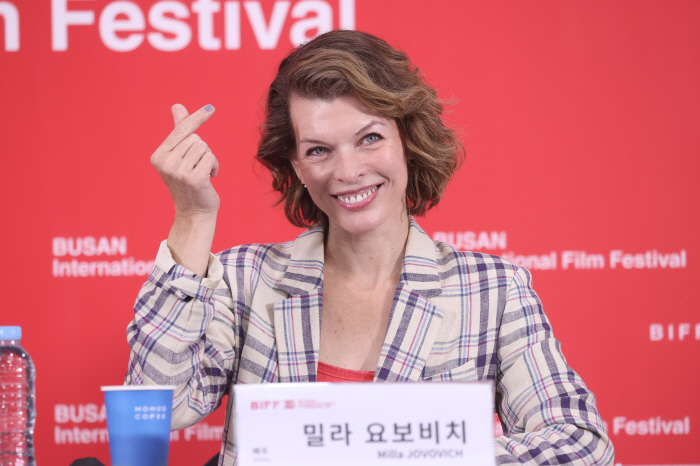  Protector Mila Jovovich Kedeheon and Squid Game fan, Lee Byung-hun is happy to meet in person