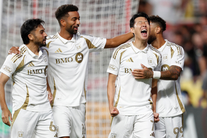 This is Son Heung-min, who finished preheating for the World Class, finished with the first SONT-Trick complete revival duo in MLS' career (in the second half)