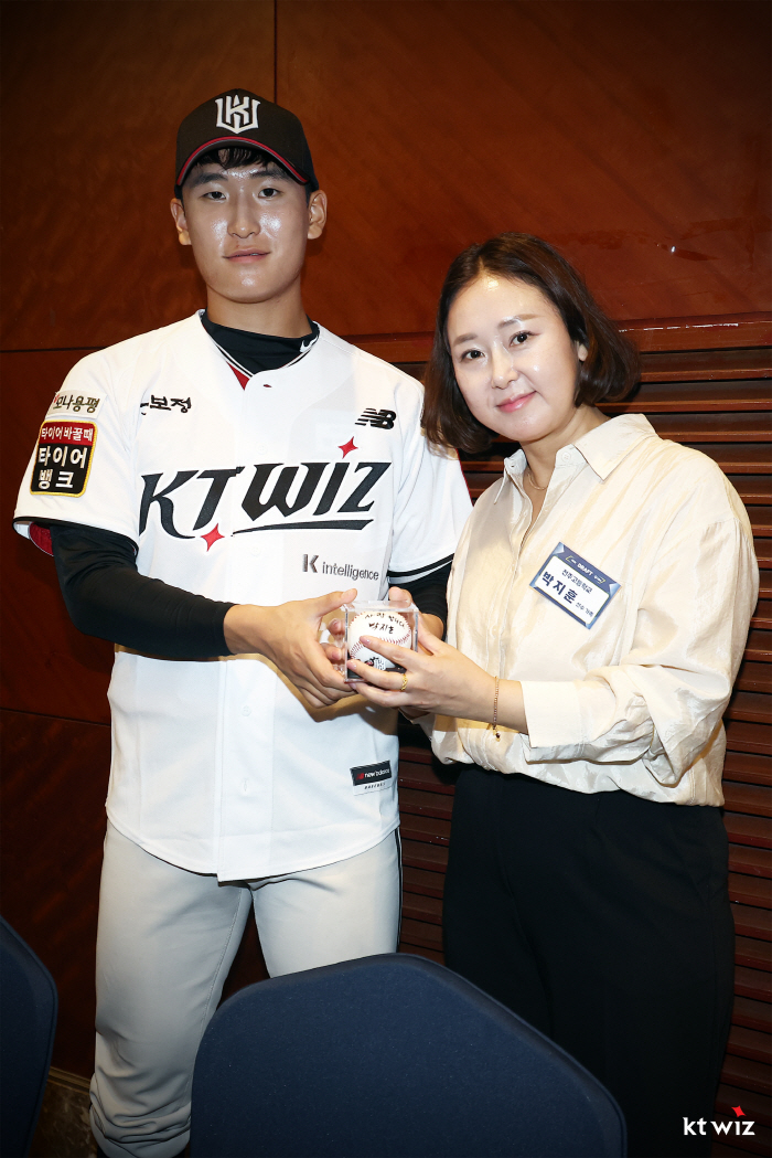 Why did KT choose Park Ji-hoon instead of Yang Woo-jin