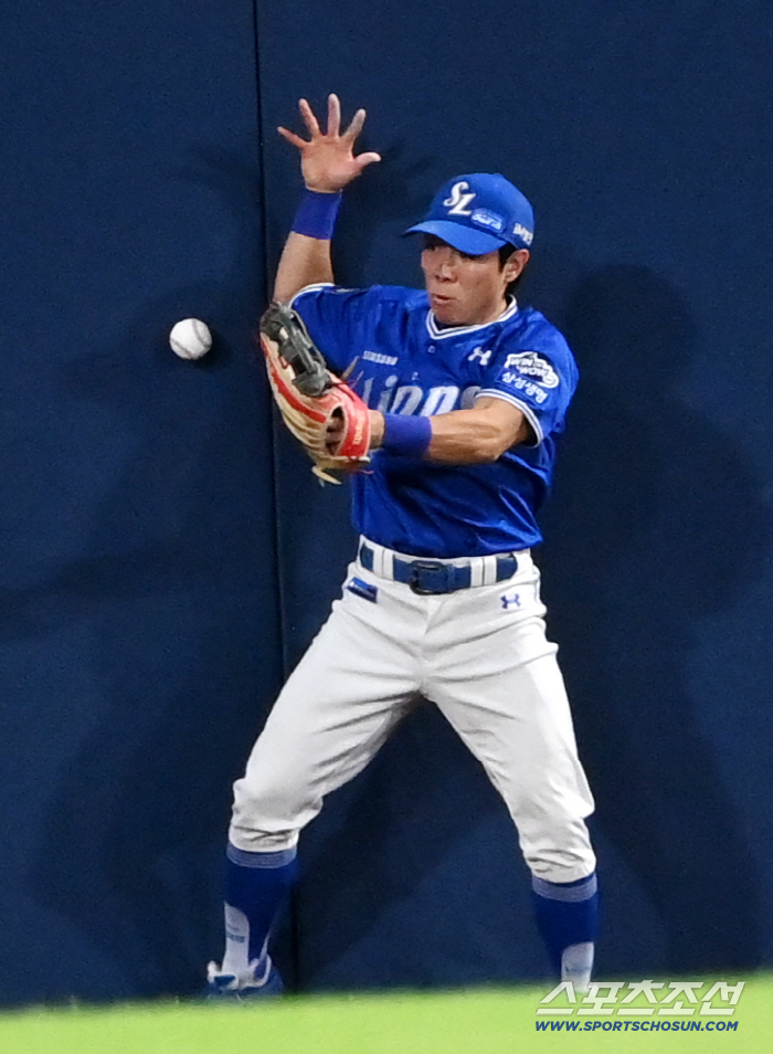 Why was Kim Ji-chan replaced without playing at-bat, and why did Furado turn away from him?