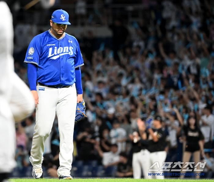 Why was Kim Ji-chan replaced without playing at-bat, and why did Furado turn away from him?