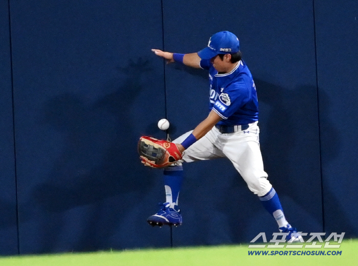 Why was Kim Ji-chan replaced without playing at-bat, and why did Furado turn away from him?