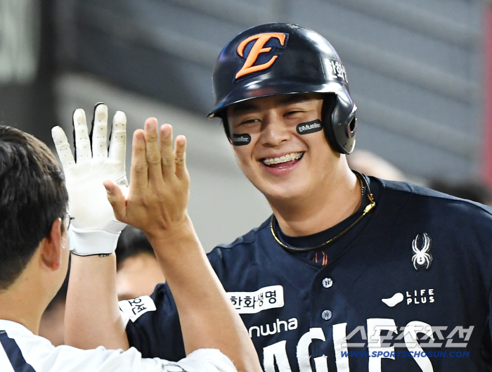 Wow, Sangbaek Um? Hanwha has solved it for 18 years, and the emotional PO has been confirmed!Roh Si-hwan also has 30 home runs and 100 RBIs 