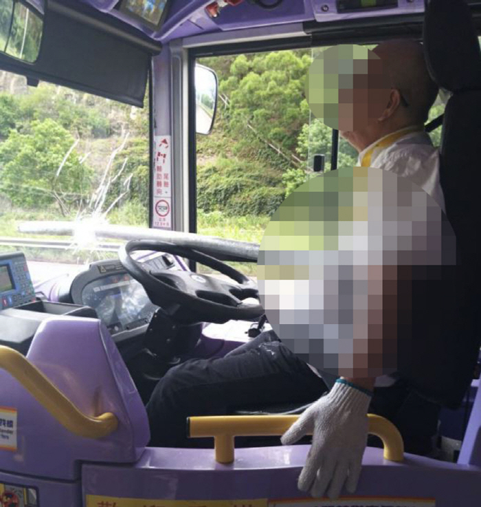 The bus driver who was driving on the highway was stuck in his chest with an iron rod...Estimation of truckloader parts