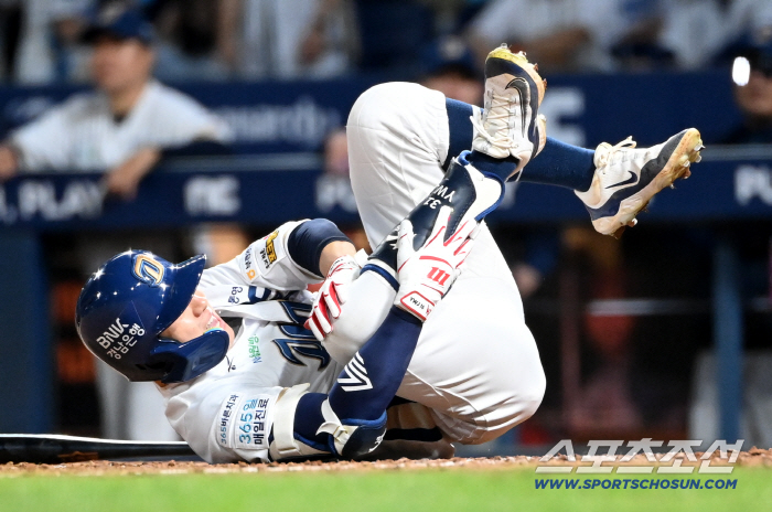 Choi Won-joon, who hopes it's not a big injury, eventually hits his knee by the ball he hit, and replaced it (Changwon site)