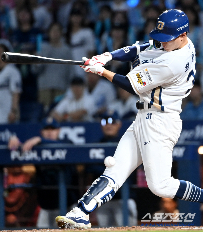 Choi Won-joon, who was hit hard, and Choi Won-joon, who was hit hard by his own ball, went out on his back. 