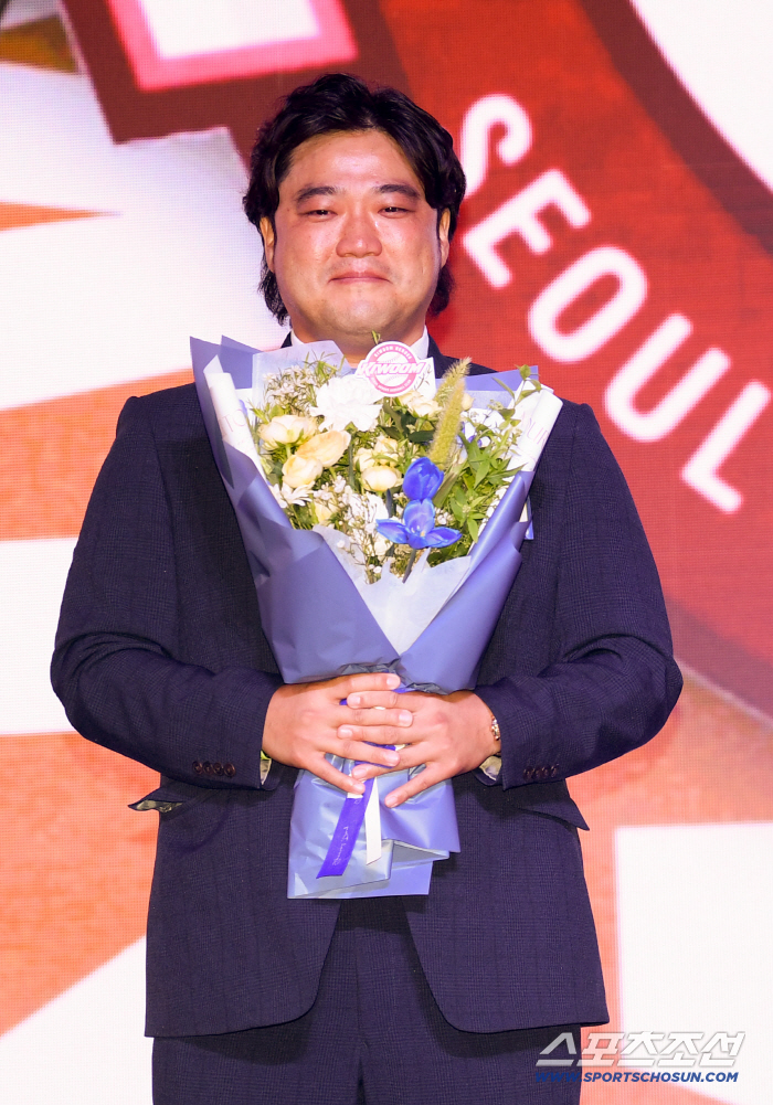 Doosan will leave Doosan and return to the ground as parents, officially coach Park Seok-min and coach...It's not the same uniform as JUN HYUN