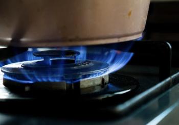 Flight passengers did not turn off the gas stove three hours after takeoff. Urgent help is requested