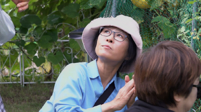 Hwang Seok-jung, was a real estate talent and was set up for auction at 1,000 pyeong farm and Seoul house