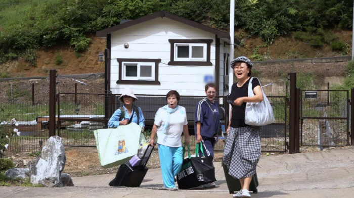 Hwang Seok-jung, was a real estate talent and was set up for auction at 1,000 pyeong farm and Seoul house