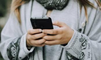 If you contact your daughter every day about her worries about entering college, there is a conflict between the pros and cons of adding 100,000 won in pocket money