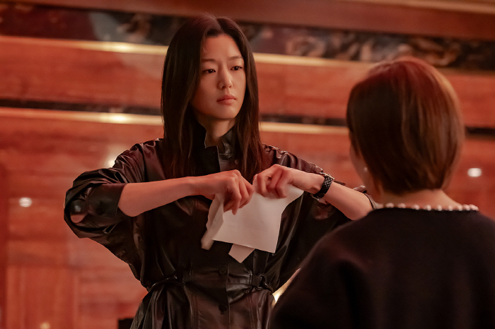 Jeon Ji-hyun is at the center of the favorable reviews of the North Star