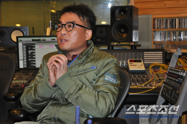Kim Gun-mo captures his first update since the controversy in 2019..That's so nice of you to smile