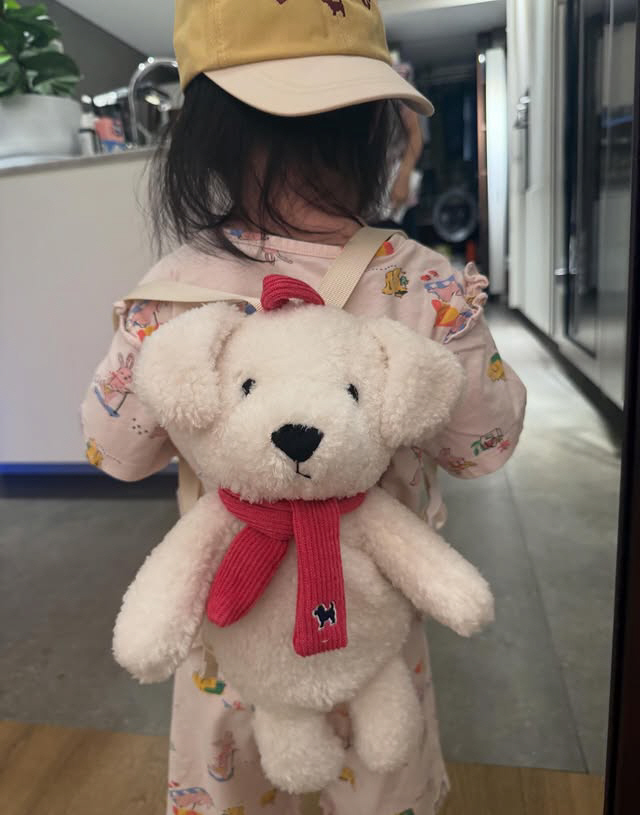 Lee Byung-hun's daughter, 21-month-old Seo-i, captured the way to the daycare center..Dad's crying backside
