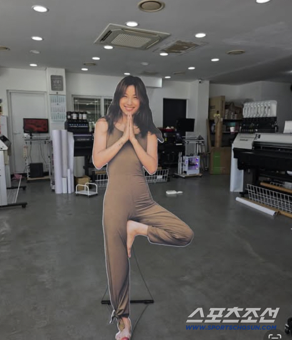 Lee Hyo-ri is in charge of the early morning class..Yoga Regulars Open in October
