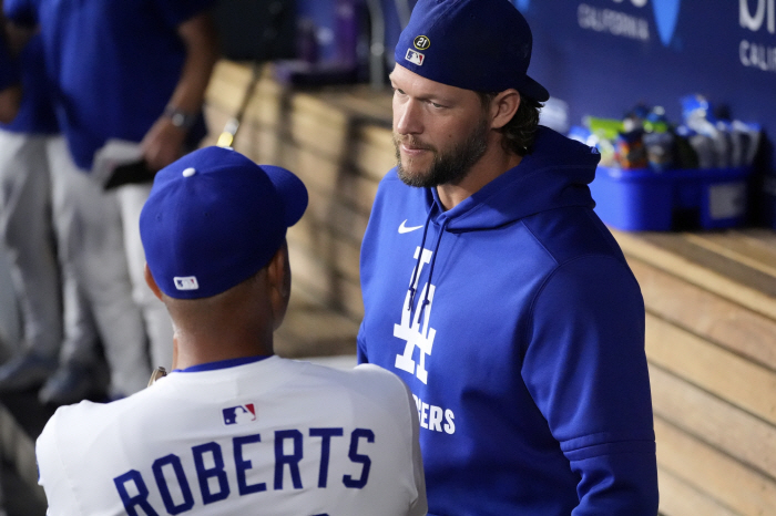  Kershaw announced his retirement! The last regular season appearance against SF on the 20th, 200 wins, 3,000K3 Cy Young Awards, and WS wins