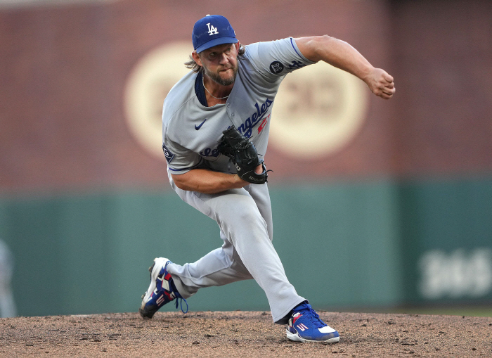  Kershaw announced his retirement! The last regular season appearance against SF on the 20th, 200 wins, 3,000K3 Cy Young Awards, and WS wins