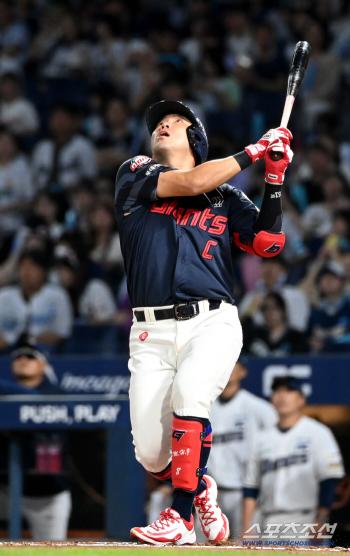  Before returning to the starting lineup, Jun-woo made his first at-bat an infield fly ball
