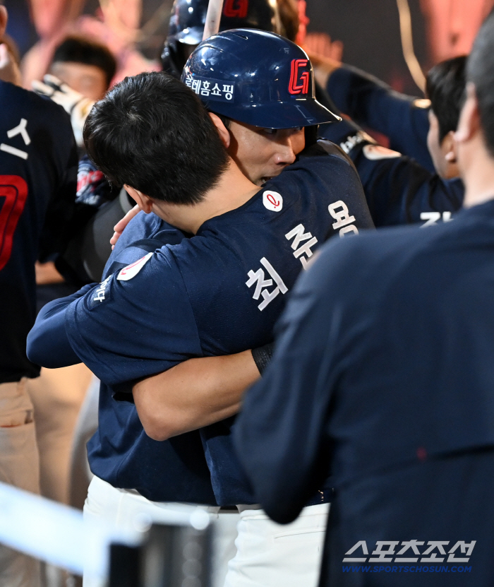  Choi Jun Yong hugging Jeon Junwoo
