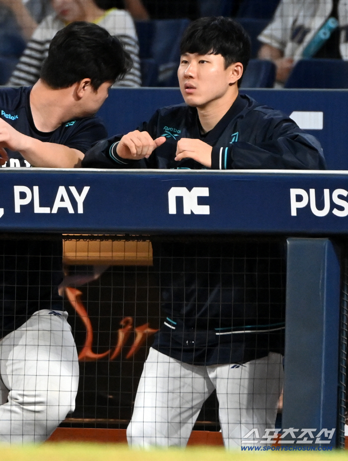  Choi Won-joon, who was hit by a foul ball, watched the attack in the bottom of the eighth inning