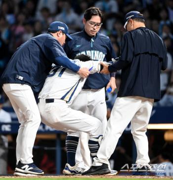  Choi Won-jun, who was hit by a foul ball, is in pain that he can't stand up alone