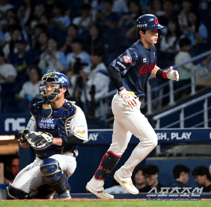  HAN TAE YANG hit a solo home run against DOTAE HUN