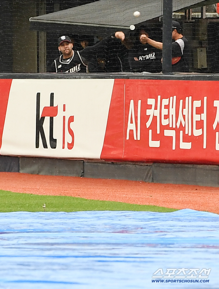  Heysus, bullpen pitching in the rain