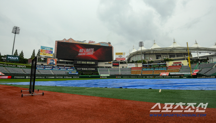  Incheon SSG Landers Field on a Rainy Day