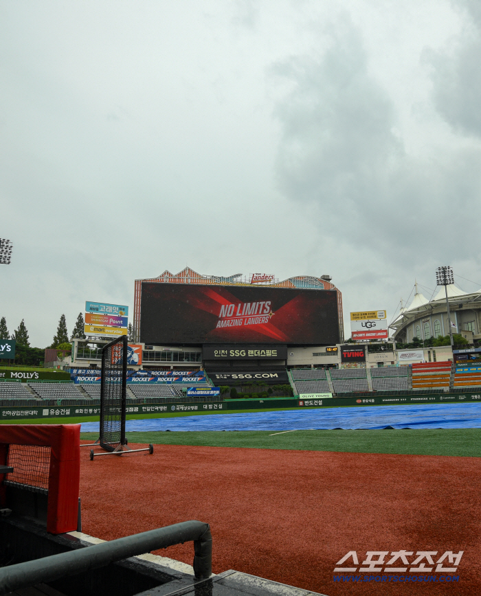  Incheon SSG Landers Field Rain continues to fall