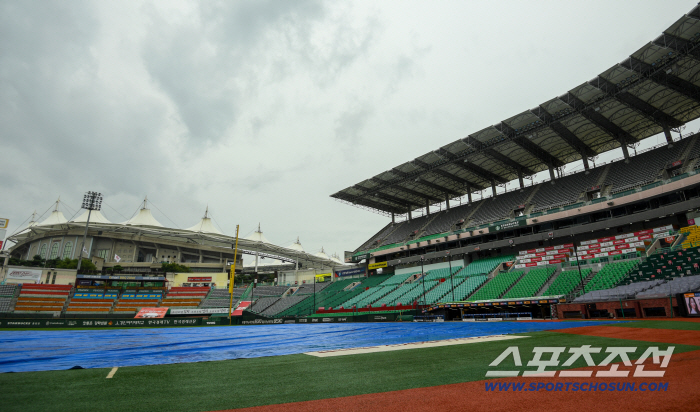  Incheon SSG Landers Field with large tarpaulin