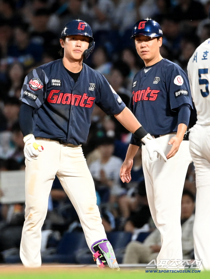  Jeon Min-jae makes a timely two-run hit with a bases-loaded chance