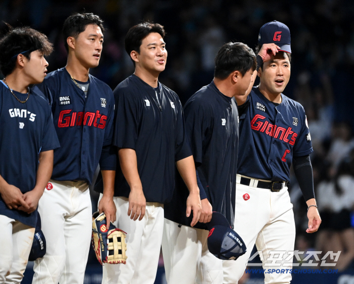  Junwoo Jeon, who had 4 hits, shared the joy of winning 182
