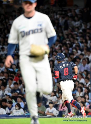  Junwoo, multi-hit!