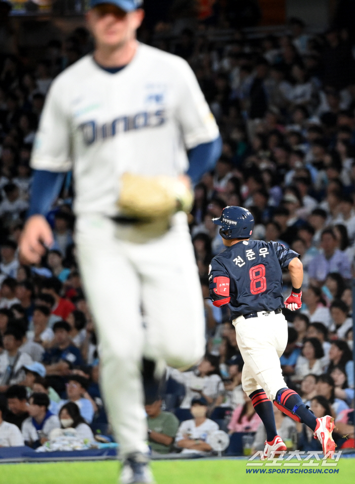  Junwoo, multi-hit!