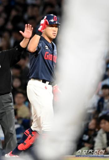  Junwoo reports multi-hit!
