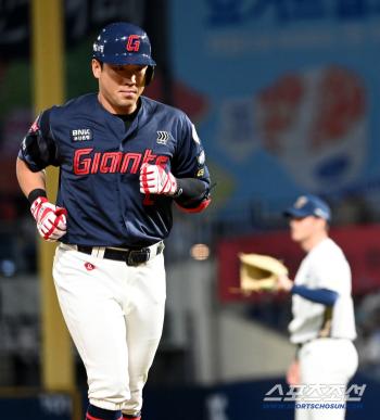  Junwoo steps back with an infield fly