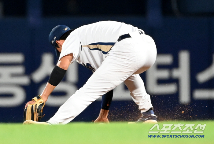  Kim Joo-won sprains his right ankle