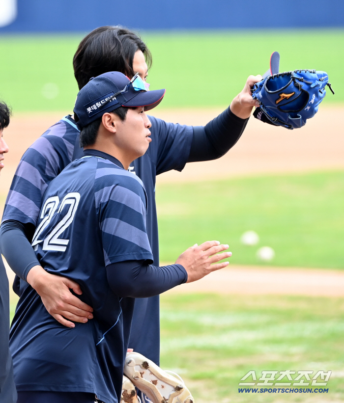  Kim Wonjung-gu, Seungmin, look over there