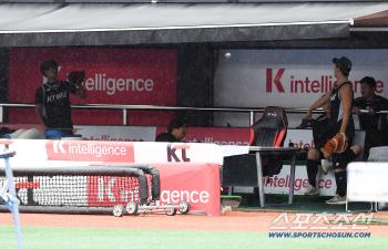  KT players playing catch in the dugout