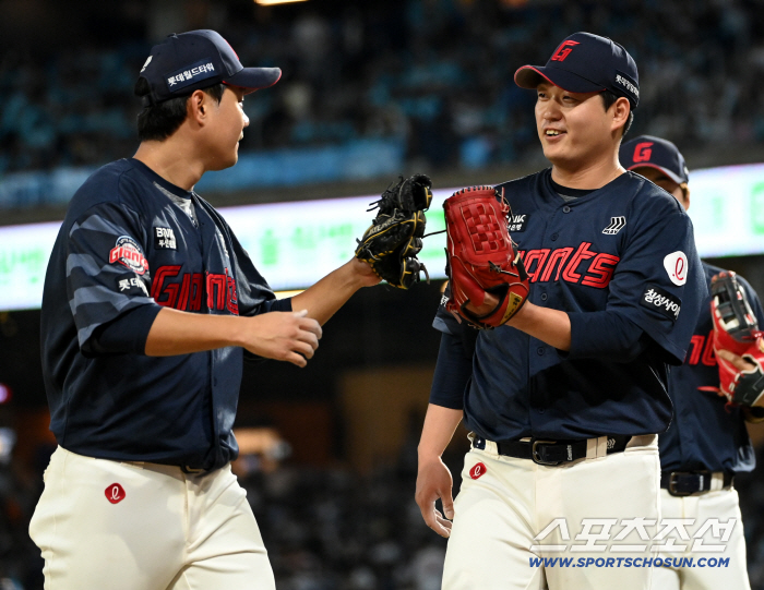  Na Kyun An smiles with the defense's help