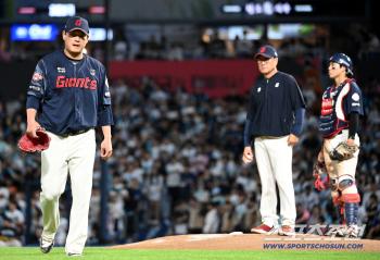  Na Kyun-an, who goes down the mound, pitches 3.1 scoreless innings