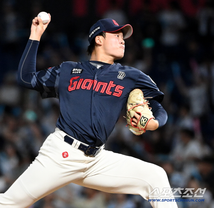  Park Joon-woo from Lotte in the 9th inning