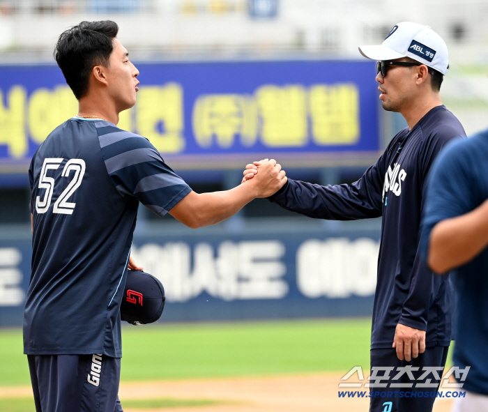  Roh Jinhyuk, coach Ji Seokhoon who met after a long time