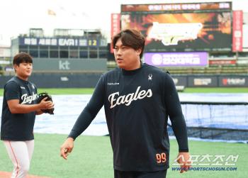  Ryu Hyun-jin is checking the condition of the stadium